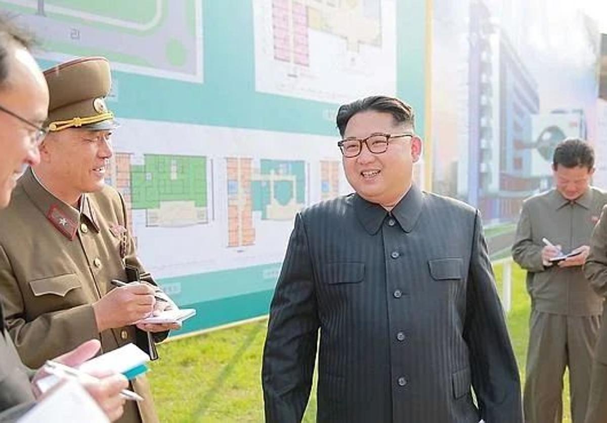 Kim Jong-un con sus mandos militares.