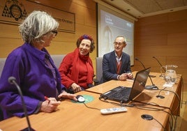 Mercedes de Soignie, coordinadora del Aula de Cultura de LA VOZ DE AVILÉS, charló con Inmaculada González-Carbajal y Antonio Blanco.