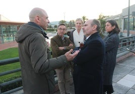 Ignacio Villaverde, con Joaquín Miranda y otros directivos, durante su visita oficial al Grupo Covadonga.