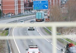 La autopista A-66 a su paso por Pola de Lena.