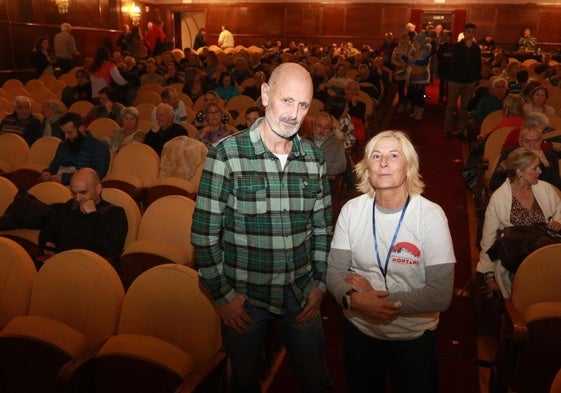 Jabier Baraiazarra y Begoña Rodríguez, presidente del Torrecerredo, ayer, antes de iniciar la proyección en el Teatro Jovellanos.