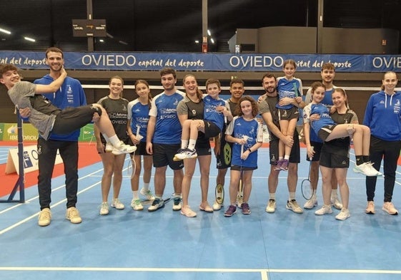 Componentes del Bádminton Oviedo, en la pista del Corredoria Arena.