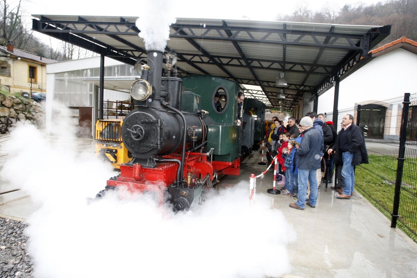 El Ecomuseo de Samuño, con el edificio de la estación del tren minero a la derecha.