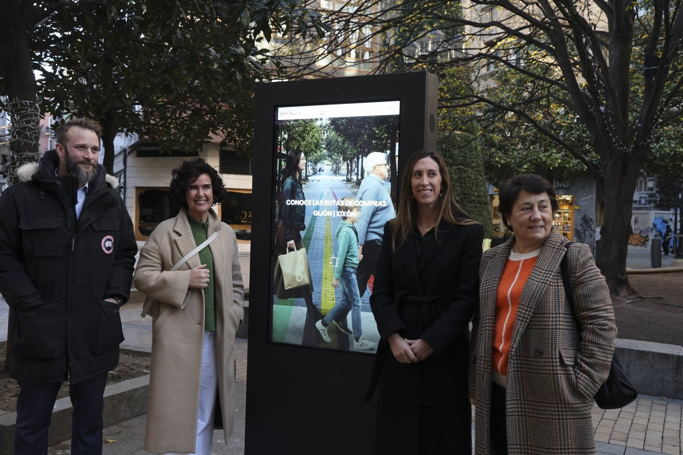 Daniel Martínez Junquera, Sara Menéndez, Pumariega y Carmen Moreno, junto al tótem informativo de la plaza de Italia.