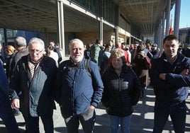 Ramón Artime (ASAJA), Fernando Marrón (USAGA), Mercedes Cruzado (COAG) y Borja Fernández (URA), con el centenar largo de ganaderos que se concentraron esta mañana ante la Consejería de Medio Rural