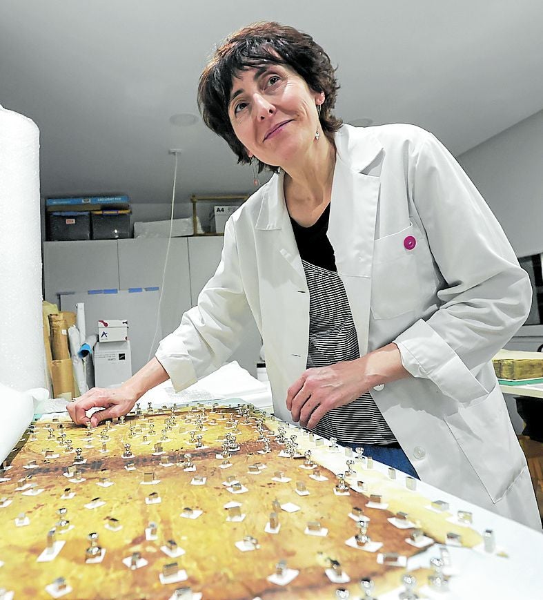 Gema Puente es una restauradora especializada en papel.