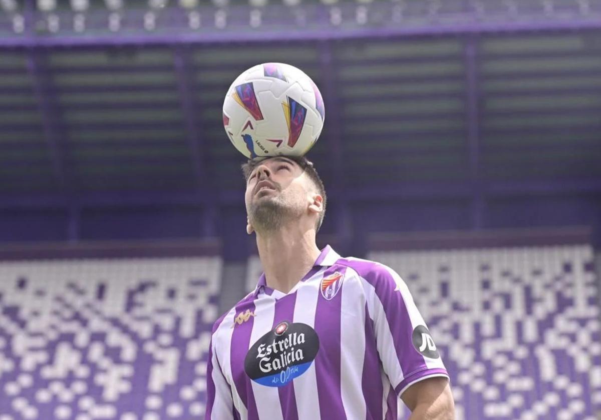 César de la Hoz sobre el césped del estadio José Zorrilla durante su presentación como jugador del Real Valladolid.