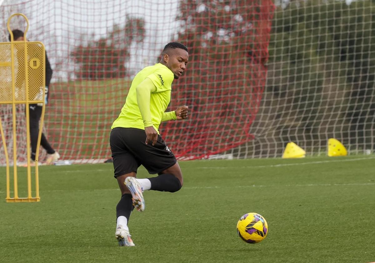 Juan Otero, durante un entrenamiento del Sporting.