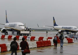 Dos aviones de Ryanair en el Aeropuerto de Asturias.