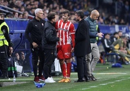 Curbelo, durnate el derbi astuirano en el Carlos Tartiere, después de ser sustituido, llevándose la mano a la zona afectada, mientras explica sus sensaciones a Rubén Albés, Iván Cabezudo y Toni Madrigal.