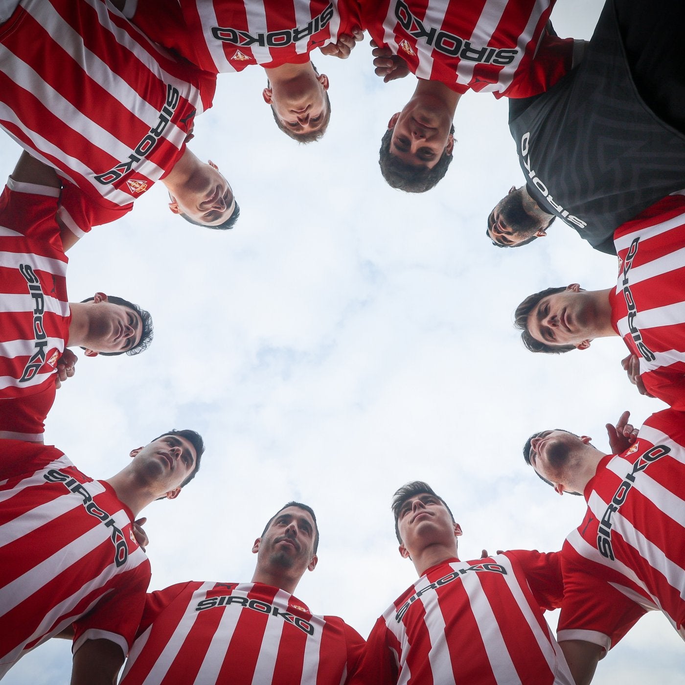 Los diez futbolistas de la primera plantilla del Sporting de Gijón, antes del encuentro frente al Real Oviedo.