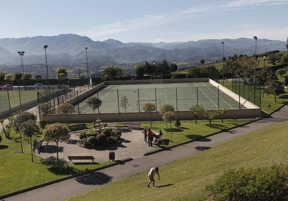 Instalaciones del Centro Asturiano de Oviedo de campo en el Naranco.