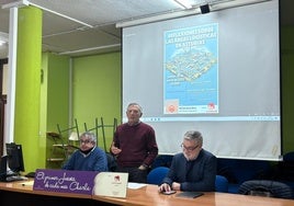 Ignacio Ruiz, Laureano López y Pablo García-Vigón en la charla sobre el área logística del aeropuerto de Asturias.