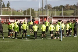 El técnico conversa con sus futbolistas antes del comienzo de la sesión.