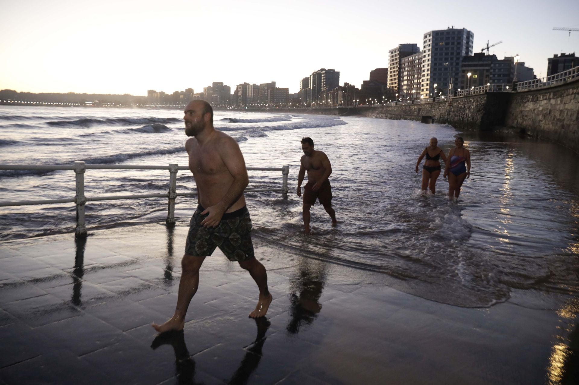 Un chapuzón en Gijón a pesar del frío