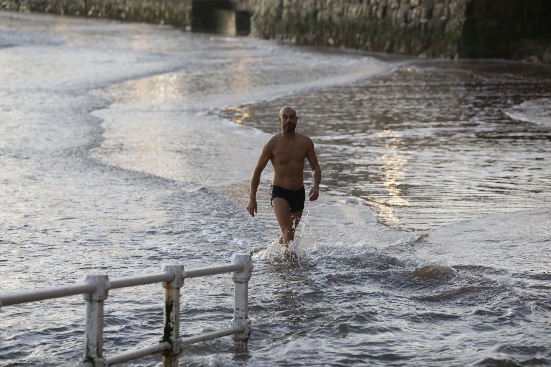 Un chapuzón en Gijón a pesar del frío