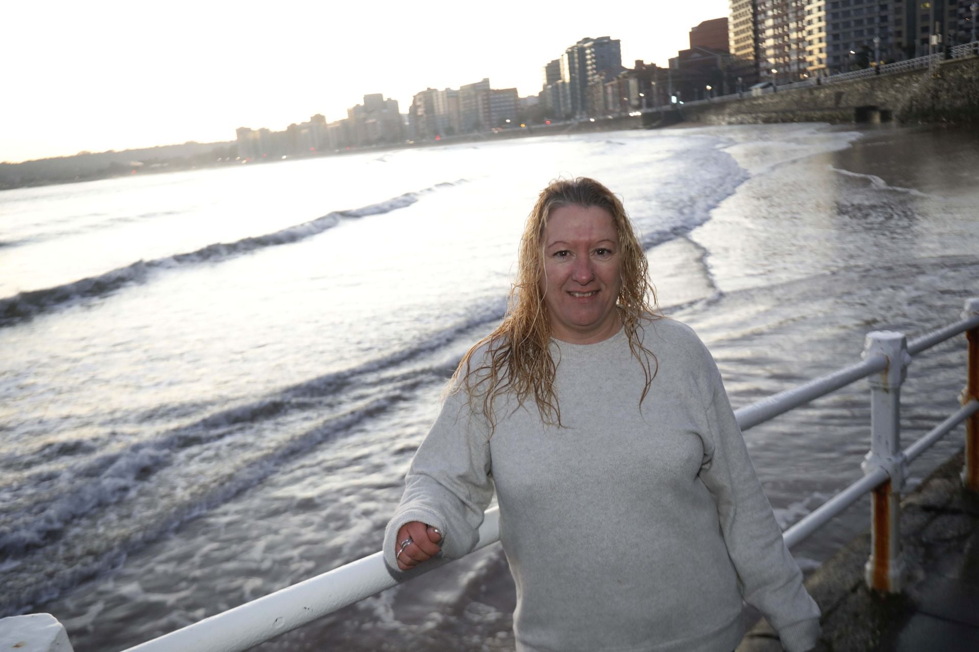 Un chapuzón en Gijón a pesar del frío