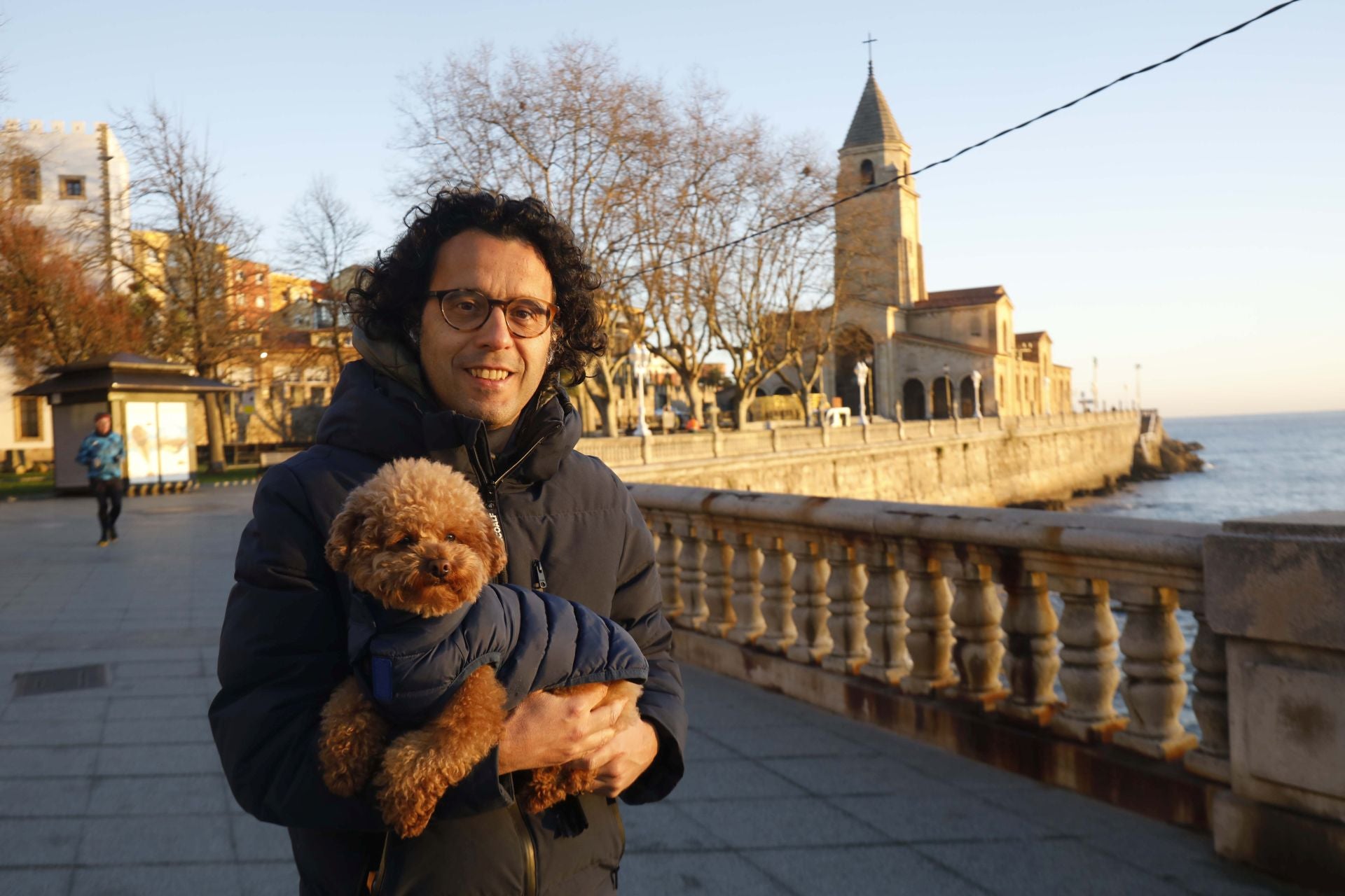 Un chapuzón en Gijón a pesar del frío