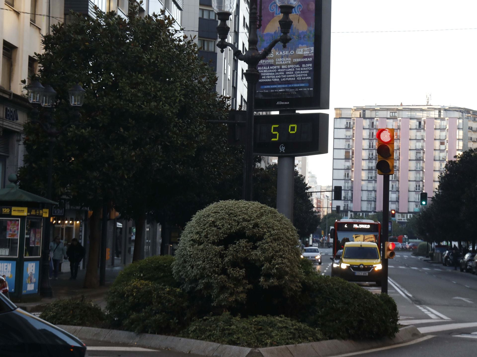 Un chapuzón en Gijón a pesar del frío