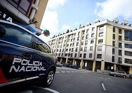 La Policía Nacional ante el edificio donde sucedió el crimen.