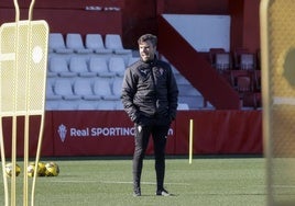 Rubén Albés, en un entrenamiento del Sporting.