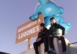 Aitor Bravo y Rodrigo Gómez, junto al pitufo Gruñón en Lugones.