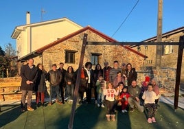 Alejandro Vega y Lorena Villar, a la izquierda, con los vecinos de Cazanes en el nuevo parque.