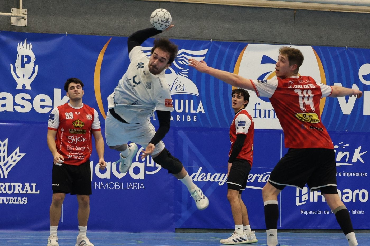 César Sánchez, en un lanzamiento del Horizonte Atlética en el derbi de ayer ante el Royal Premium.