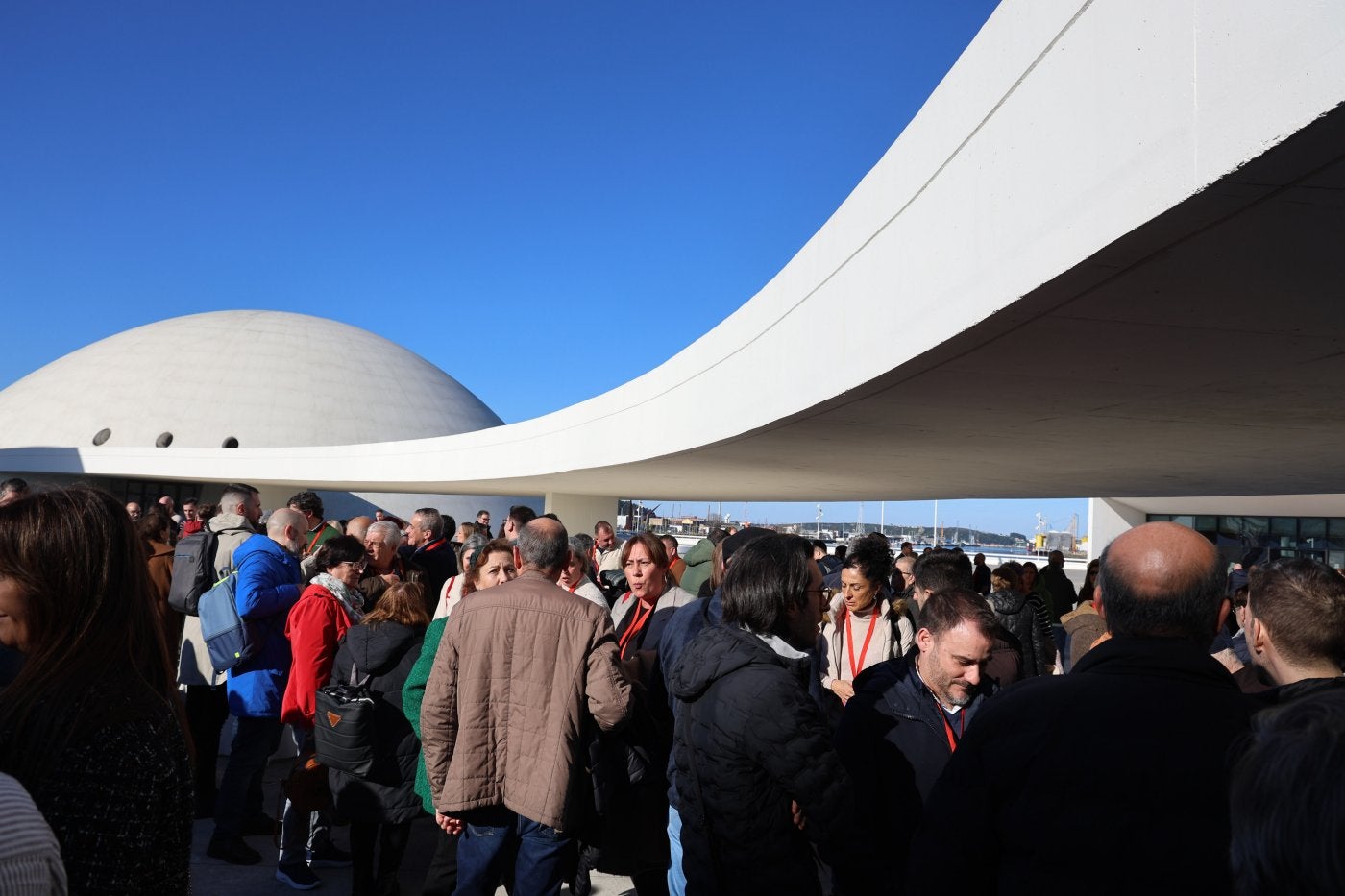 Los delegados, invitados y observadores, esperando para repartirse por los grupos de trabajo que fueron debatiendo la ponencia marco.