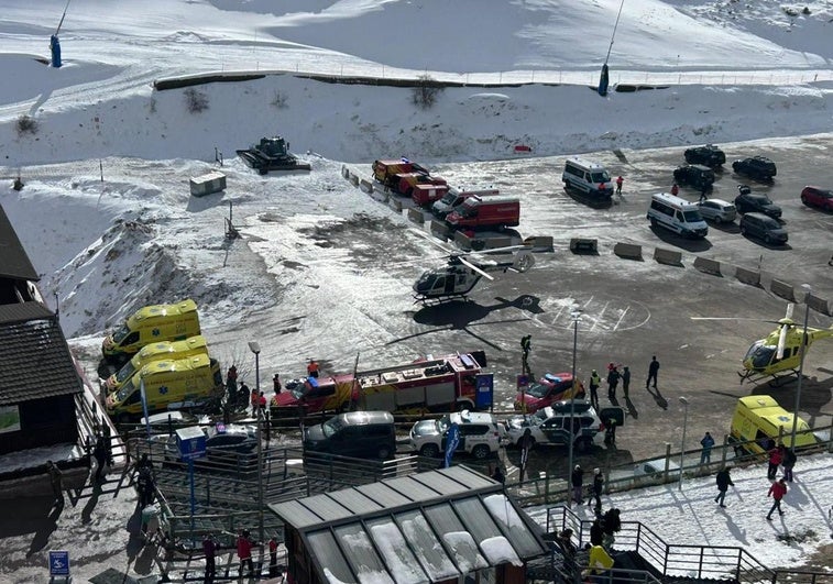 Las primeras ambulancias y helicópteros, en la zona habilitada en el aparcamiento de Astún, vistos desde el apartamento de José María