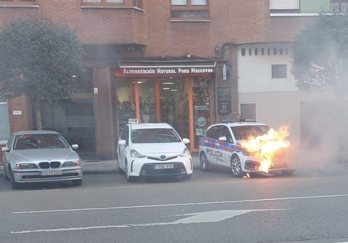 Susto en Gijón por el incendio de un coche de la Policía Local.