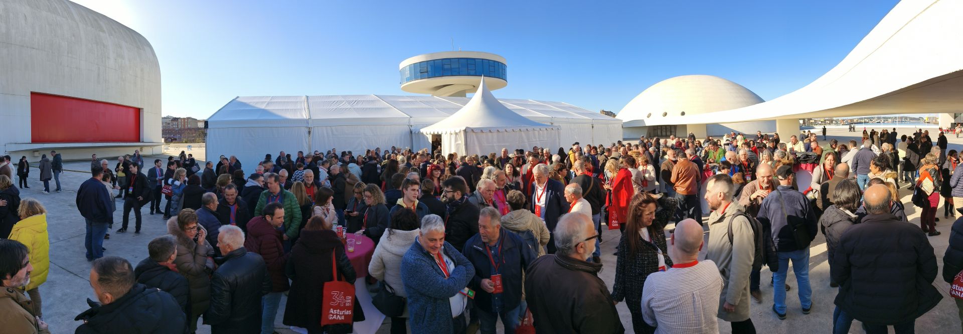 El Niemeyer de Avilés, abarrotado por el congreso socialista