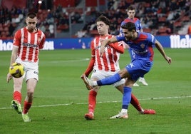 Nacho Méndez y Dubasin tratan de tapar un centro del Elche.