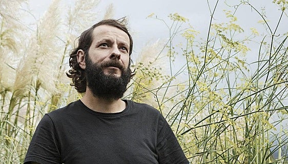 «Las redes sociales han hecho que cada vez la poesía tenga más hueco en la sociedad»