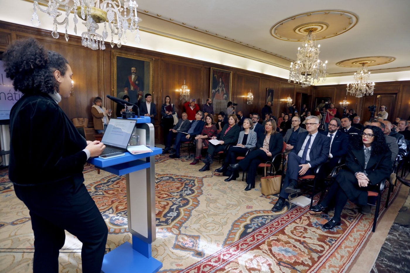 Amanda Masha explica el objetivo de la Bienal en el salón de recepciones del Ayuntamiento.