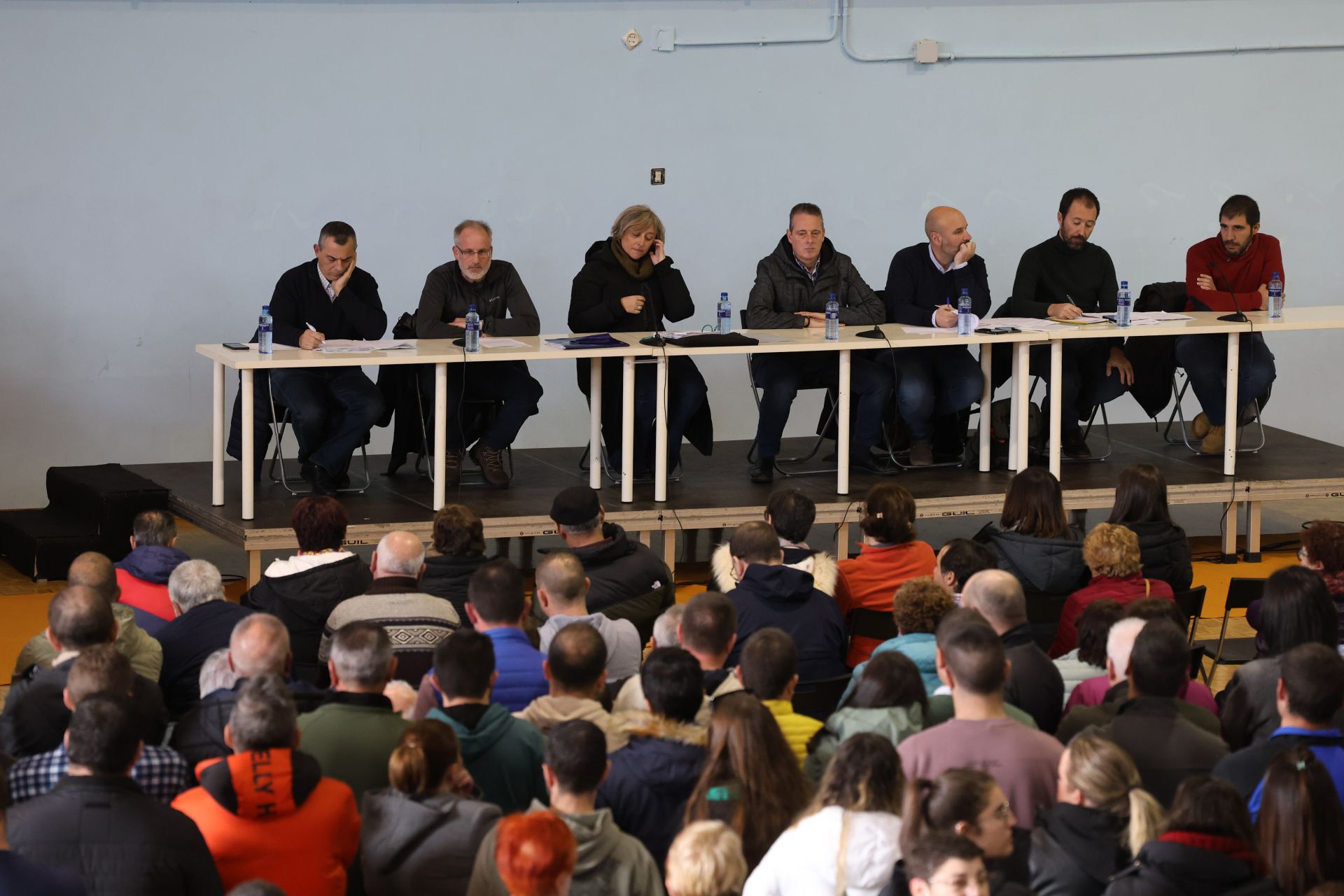 Tensión, enfado e indignación en el encuentro entre ganaderos y el Principado