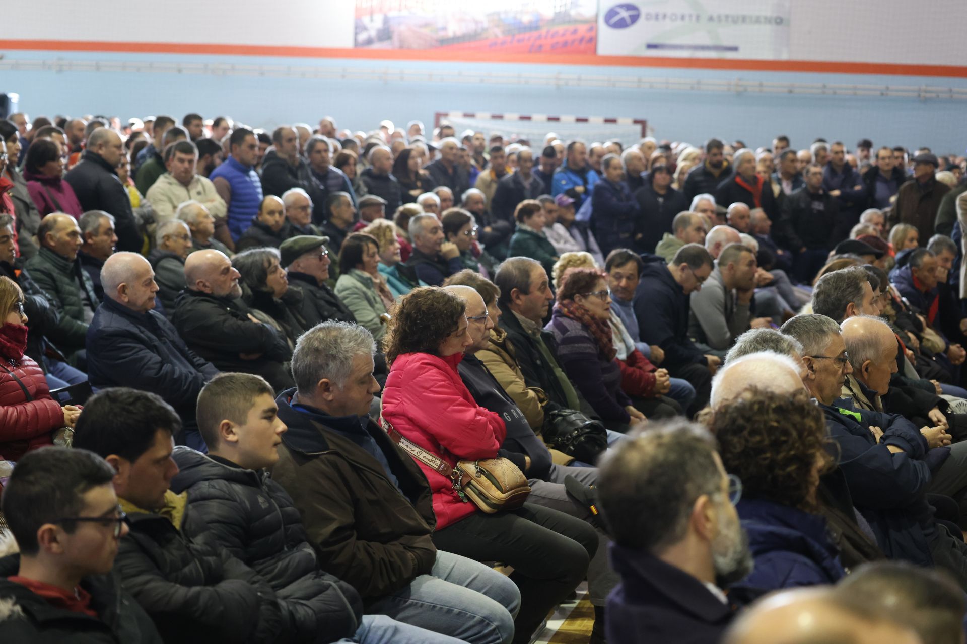 Tensión, enfado e indignación en el encuentro entre ganaderos y el Principado