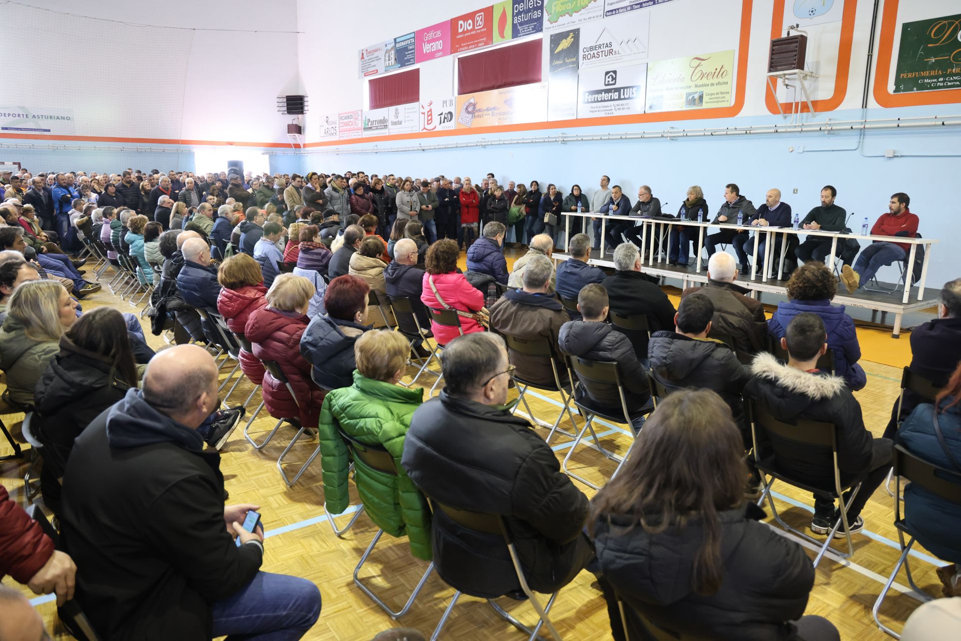 Tensión, enfado e indignación en el encuentro entre ganaderos y el Principado