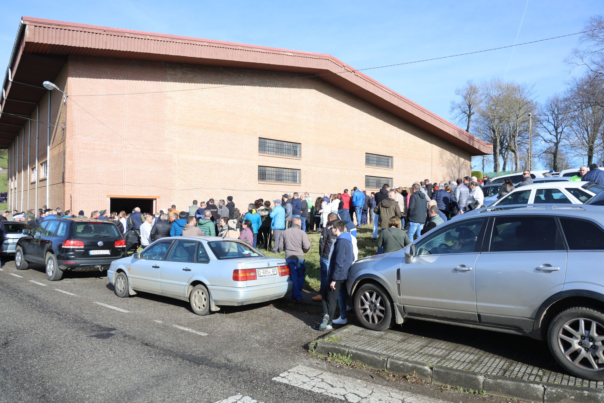 Tensión, enfado e indignación en el encuentro entre ganaderos y el Principado