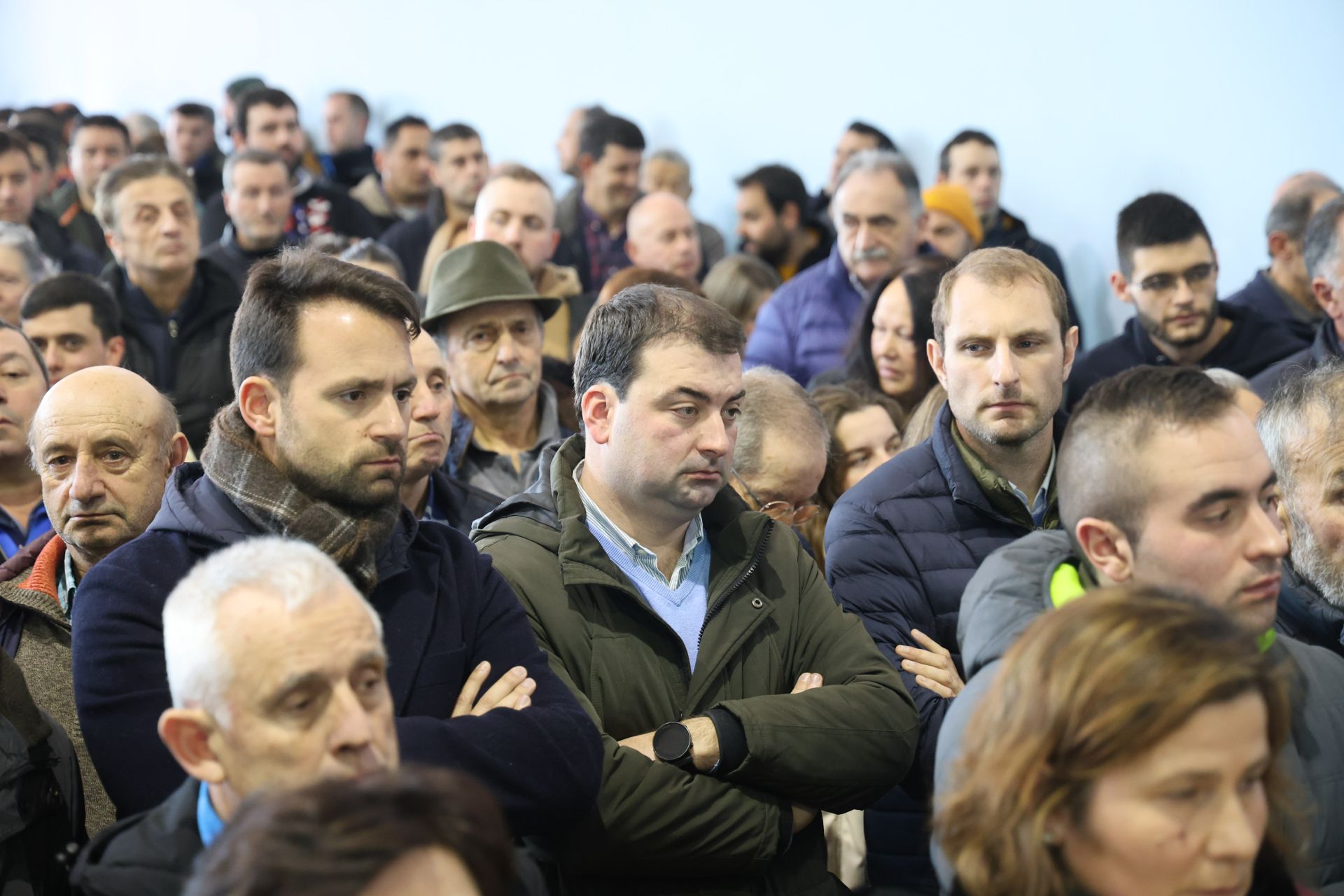 Tensión, enfado e indignación en el encuentro entre ganaderos y el Principado