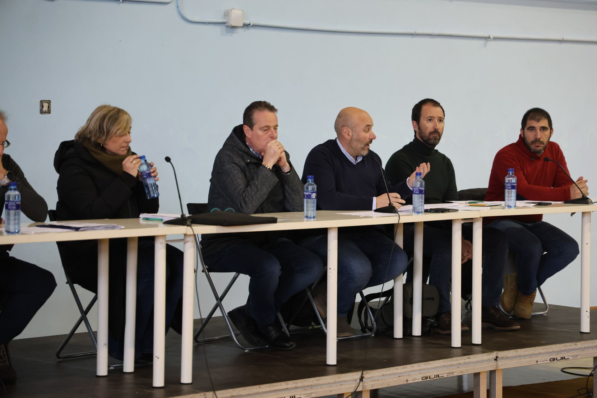 Tensión, enfado e indignación en el encuentro entre ganaderos y el Principado