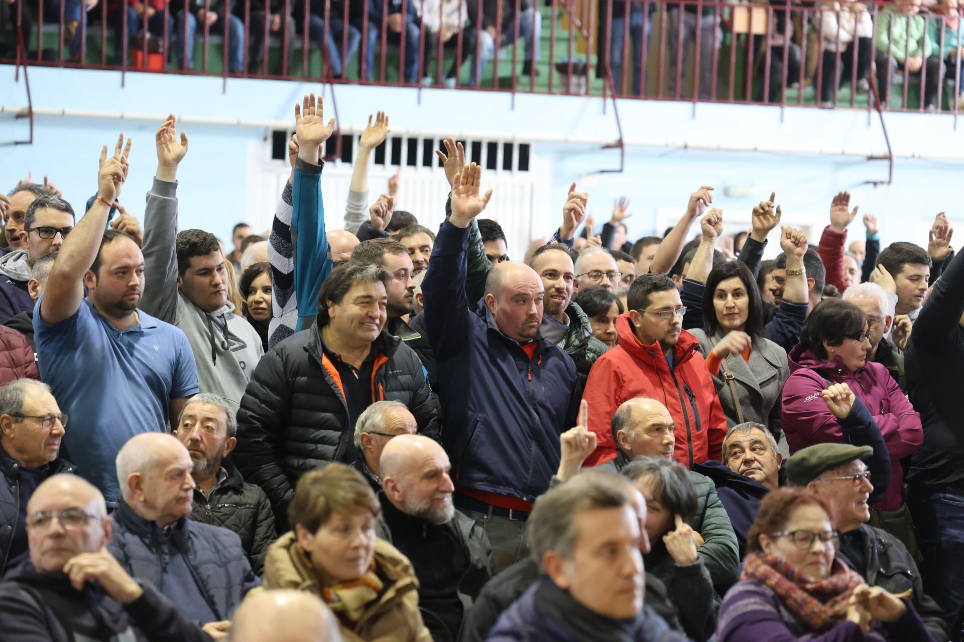 Tensión, enfado e indignación en el encuentro entre ganaderos y el Principado