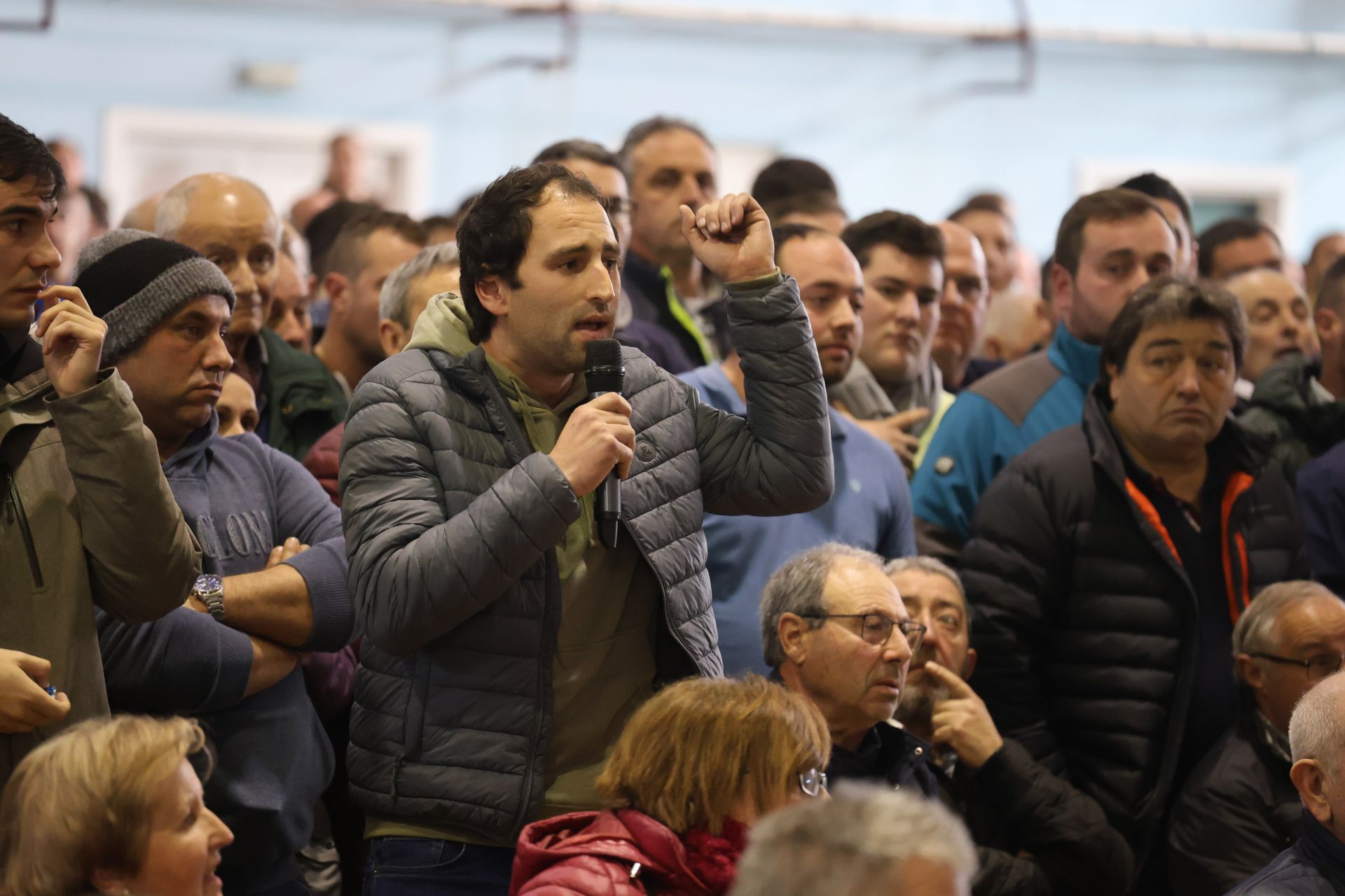 Tensión, enfado e indignación en el encuentro entre ganaderos y el Principado