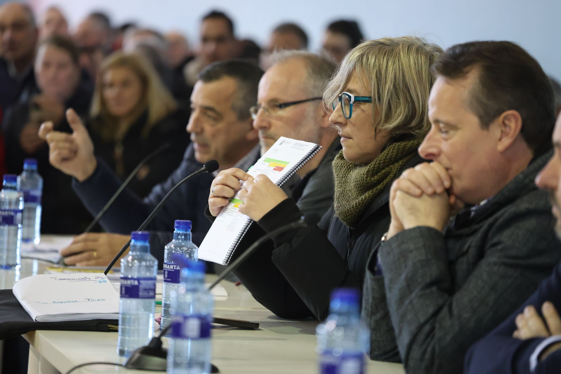 Tensión, enfado e indignación en el encuentro entre ganaderos y el Principado