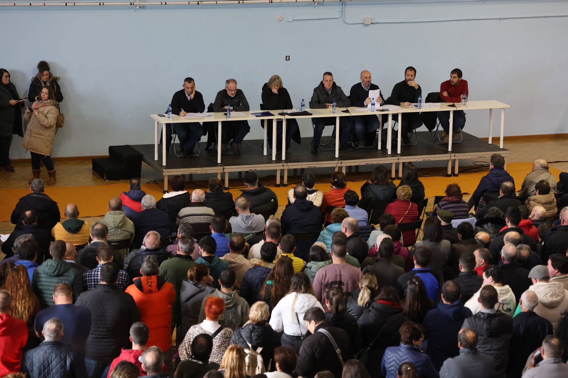 Tensión, enfado e indignación en el encuentro entre ganaderos y el Principado