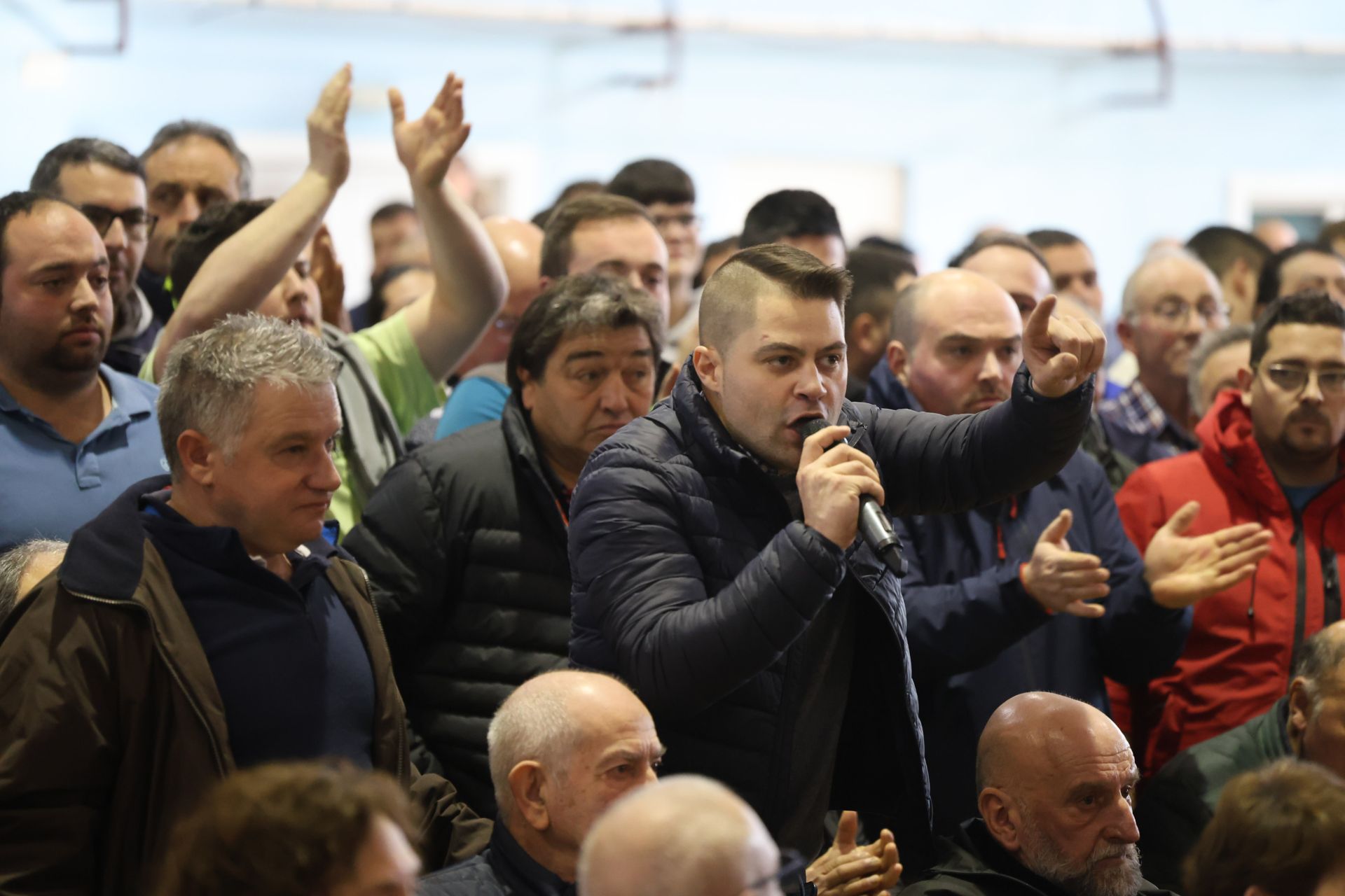 Tensión, enfado e indignación en el encuentro entre ganaderos y el Principado