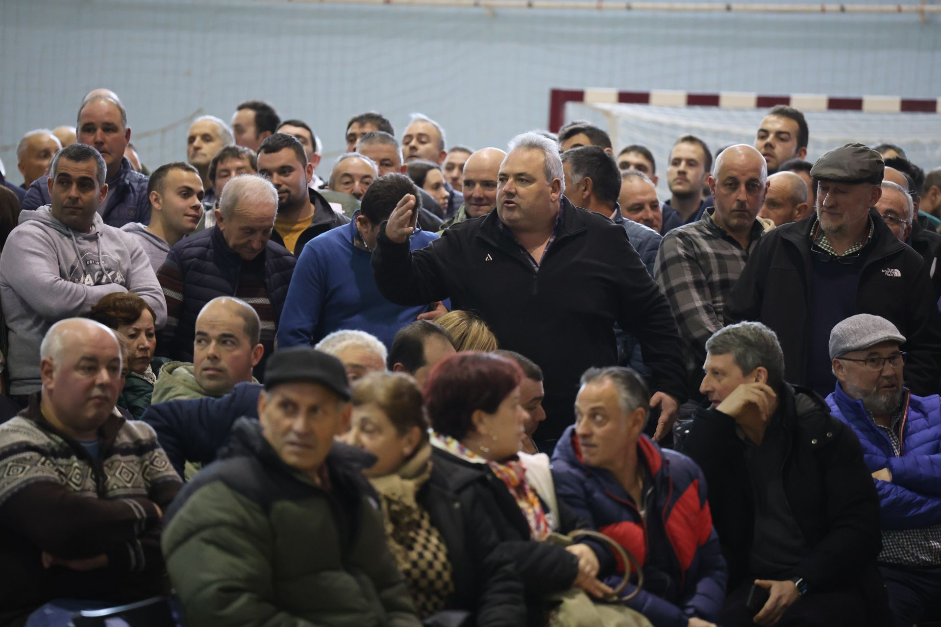 Tensión, enfado e indignación en el encuentro entre ganaderos y el Principado