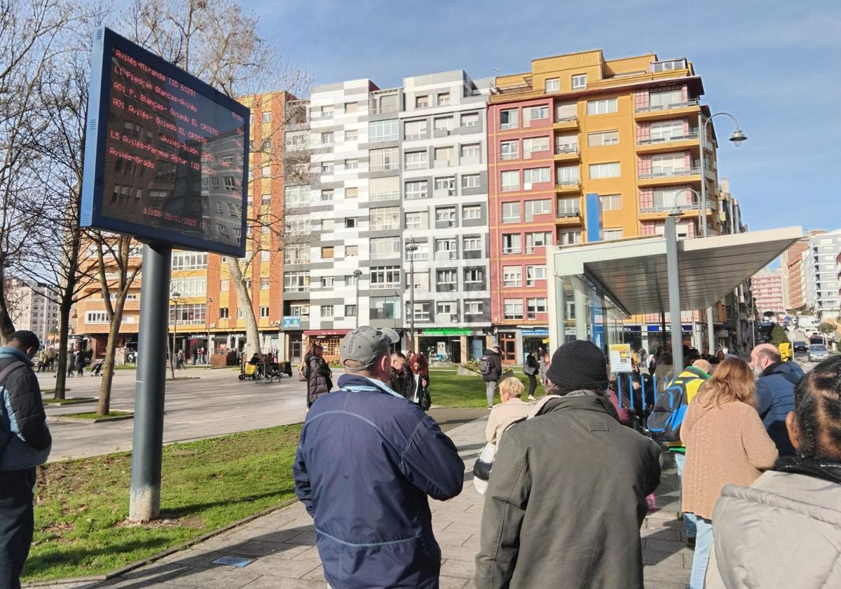 La pantalla ubicada en la parada de Las Meanas, en Avilés, con la información sobre el tiempo de llegada de los autobuses.