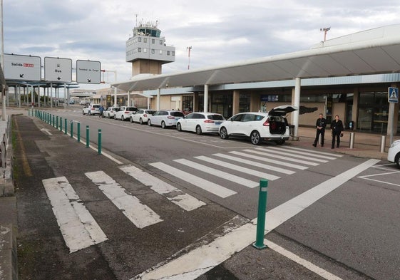 Parada de taxis en el aeropuerto de Asturias.