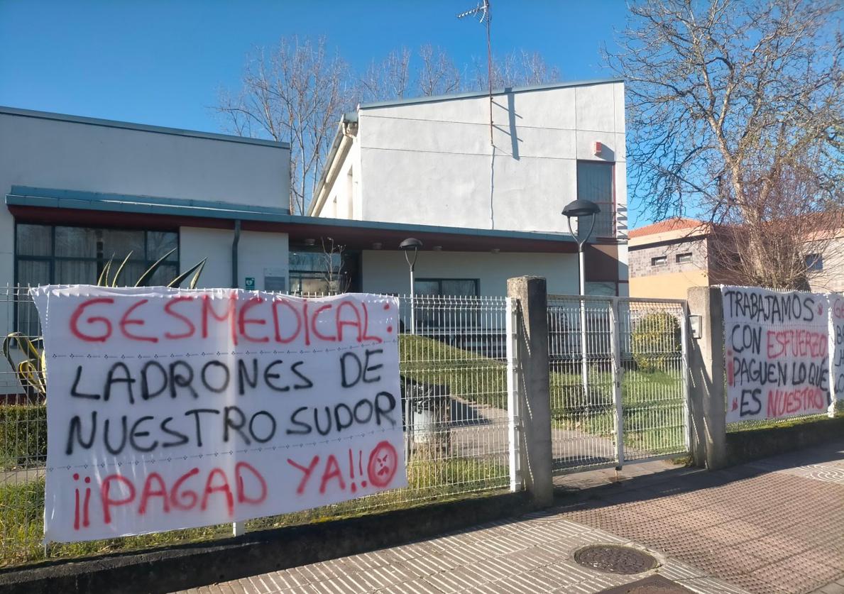 Pancartas de protesta en la residencia del ERA de Noreña.